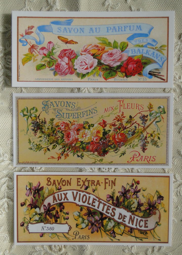 ステイショナリー＞レトロアドコレクション＞ メッセージカード（ミニポストカード）＞レトロなフランスのサボン（石けん）などのパッケージをそのままメッセージカードに♪＞古き良きフランスのアドデザインを彷彿とさせるやさしい色合いは ノスタルジックな魅力を引き立てます。＞15×7㎝＞・サボン・バルカン（バラ）　・サボン・スーパーフィン（小花）　・サボン・ビオレットニース（すみれ）