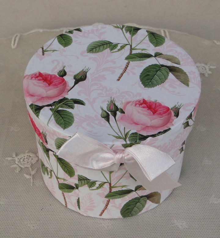 薔薇の雑貨＞ルドゥーテローズ　マグ　（ギフトＢＯＸ付）＞リボンを施した可愛いギフトボックス付きのマグカップです。