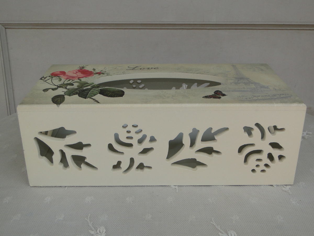 薔薇雑貨＞J&F クラフト＞ローズティッシュＢＯＸケース＞木製のティッシュボックスケース。＞ 上部には薔薇の絵、側面はステンシルの様なデザインがカットされています。＞13cm×26cm×8.5cm