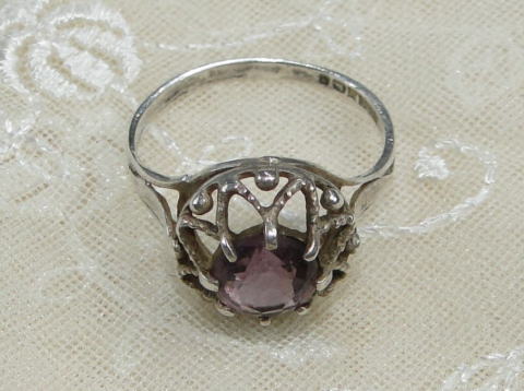 アンティーク雑貨＞アンティークアクセサリー＞リング＞多面にカットされた紫のストーンを8本のユニークな形状の爪留めで支えたリングです。＞シルバー